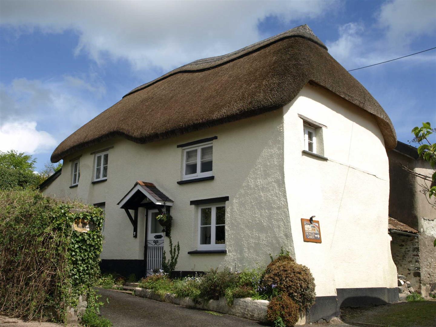 QUINTESSENTIAL CHARMING GRADE II LISTED TWO BEDROOM THATCHED COTTAGE SET IN THE HEART OF A
