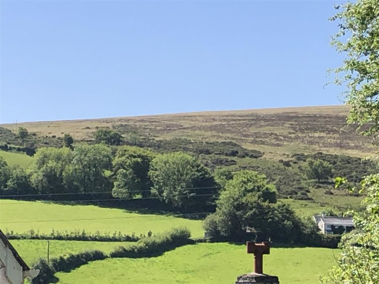 A DELIGHTFUL 5 BEDROOM COUNTRY RESIDENCE SET IN THE IDYLLIC VILLAGE OF