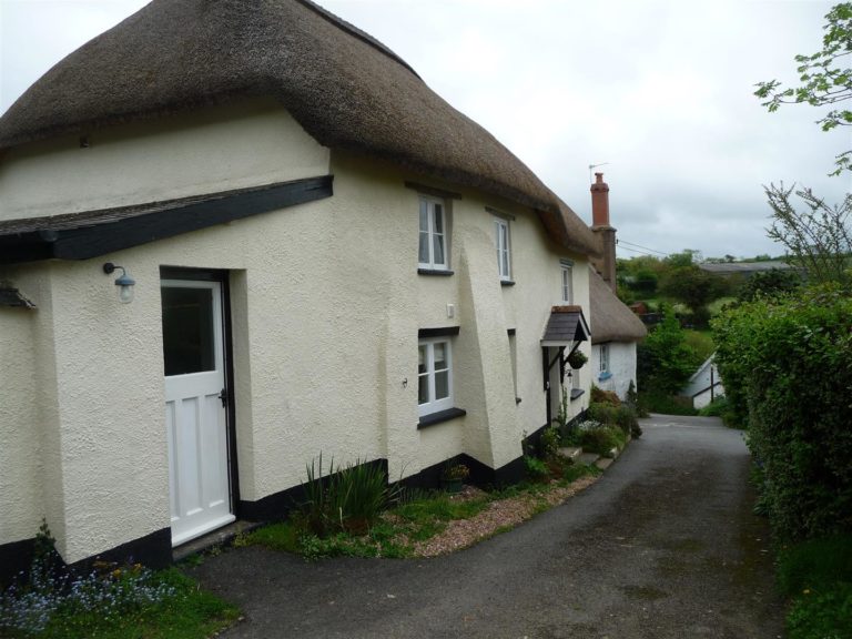 QUINTESSENTIAL CHARMING GRADE II LISTED TWO BEDROOM THATCHED COTTAGE