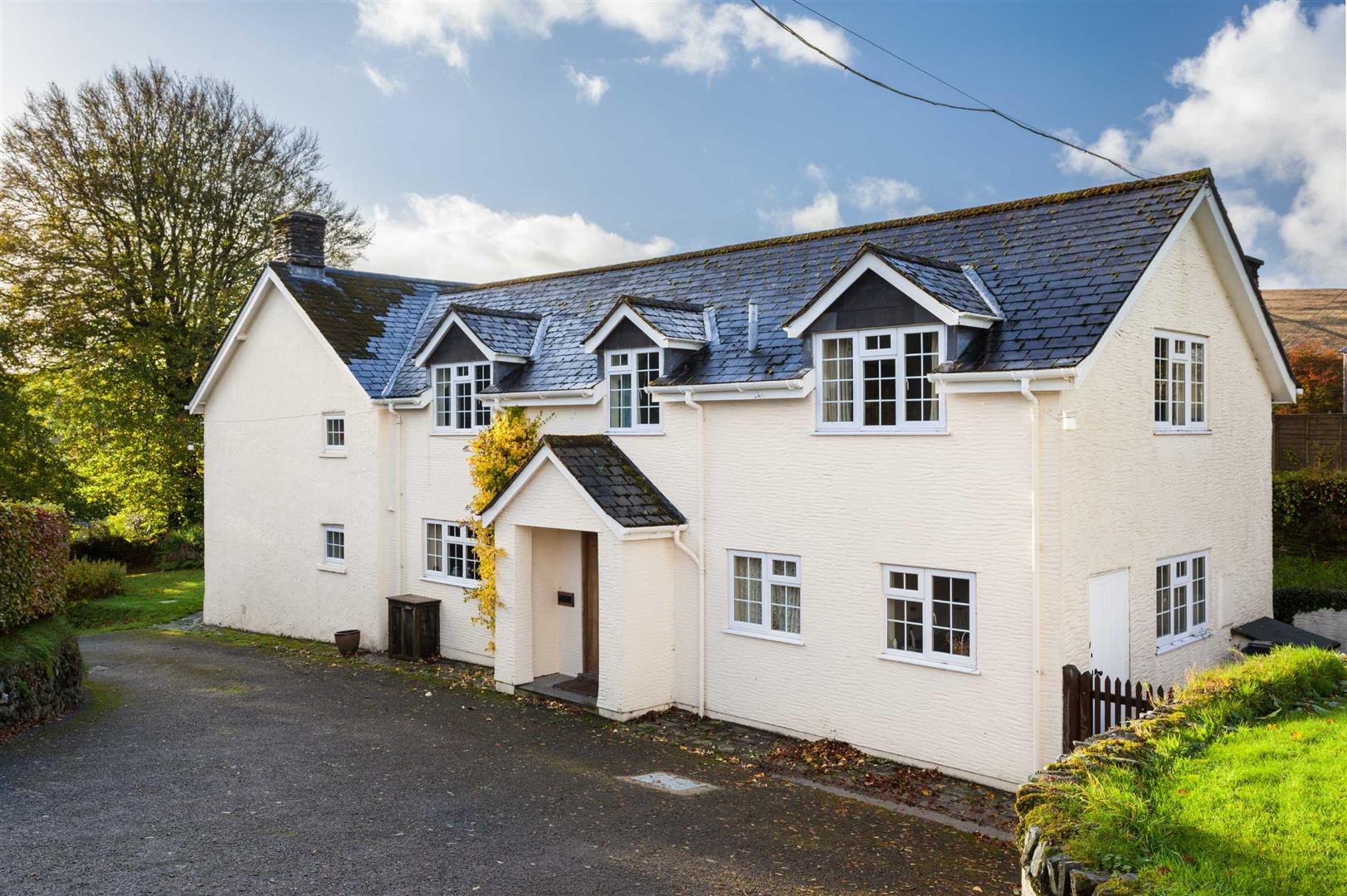A DELIGHTFUL 5 BEDROOM COUNTRY RESIDENCE SET IN THE IDYLLIC VILLAGE OF