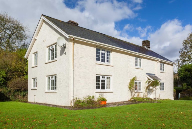 A DELIGHTFUL 5 BEDROOM COUNTRY RESIDENCE SET IN THE IDYLLIC VILLAGE OF