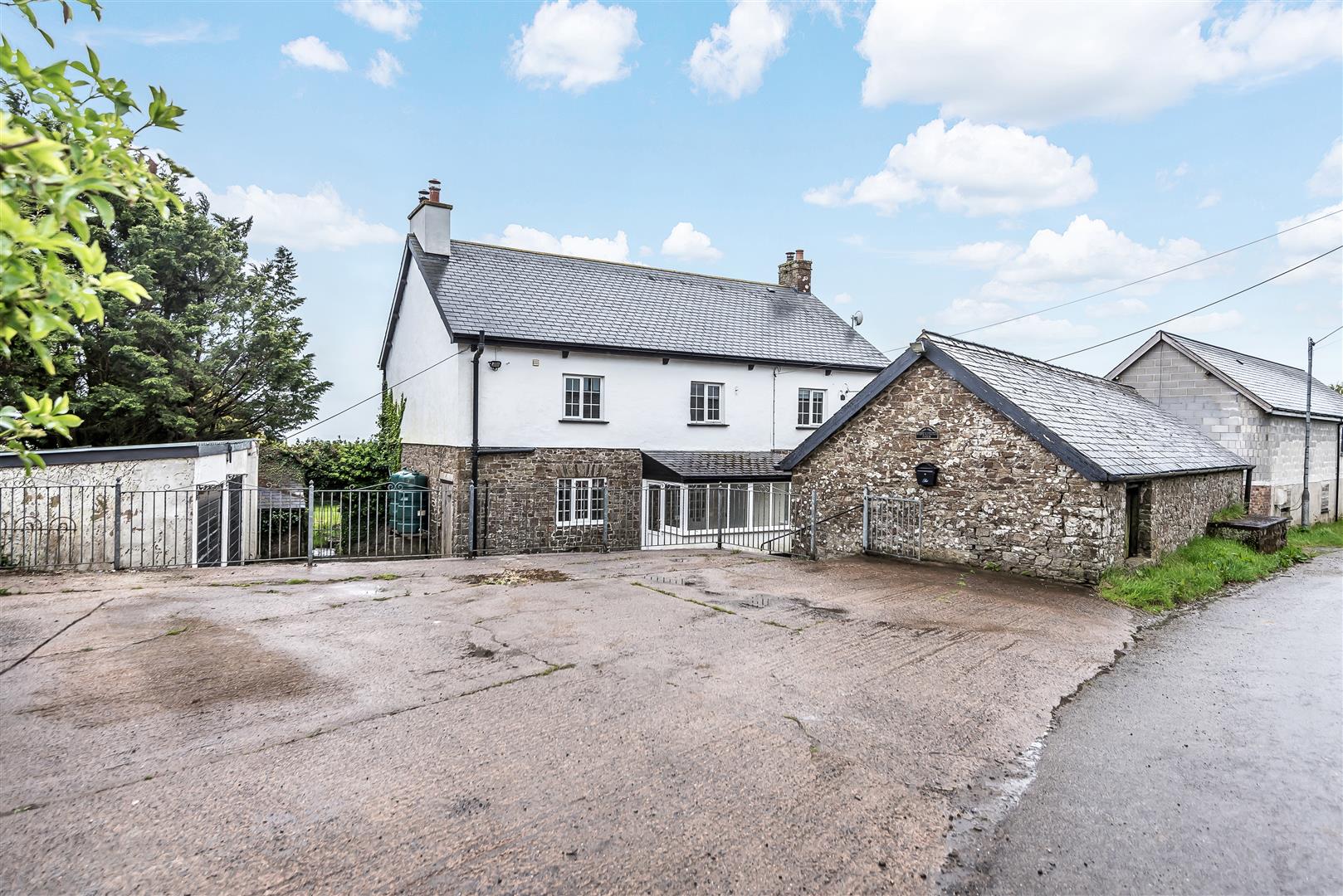 SITUATED MID WAY BETWEEN EXMOOR AND DARTMOOR LOCATED IN A QUET HAMLET